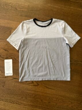 lululemon athletica Seamless Classic Fit Mariner White/Black Striped Tee (Small)